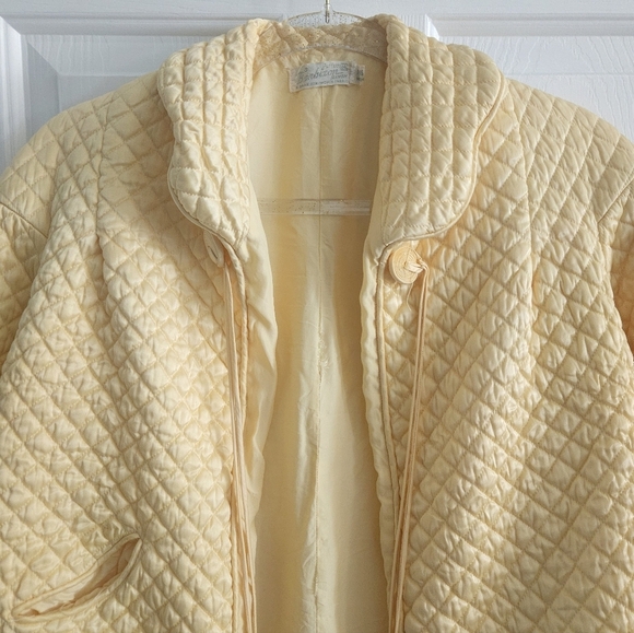 Vintage 1940s-50s Barbizon Quilted Dainty Puff Bed Jacket With Ties - Picture 10 of 12